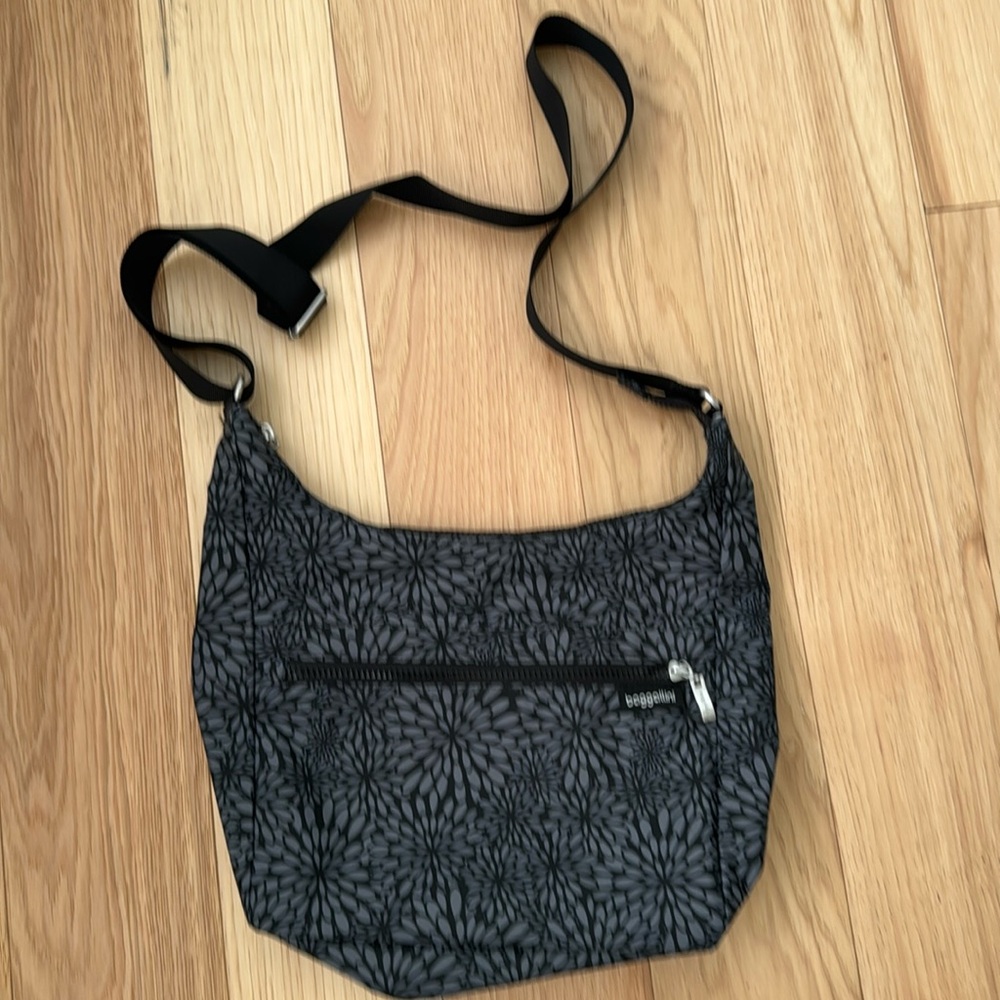 Baggallini purse, grey and black